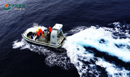 资料图：中国海军搜救马航失联客机舰艇编队打捞海面漂浮物。