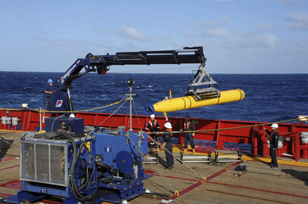 资料图：4月14日，澳大利亚“海洋之盾”号宣布启用“蓝鳍金鱼-21”自主式水下航行器进行深海搜寻。