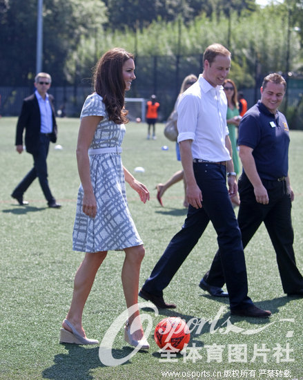 凯特王妃穿7厘米高跟鞋打板球 盘点王妃的体育