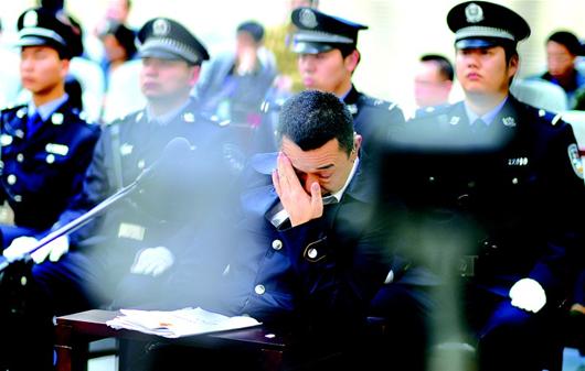 湖北日报讯 图为：刘汉等10人案庭审现场，刘汉多次落泪。