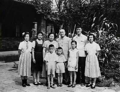 1956年，刘伯承和夫人、子女合影