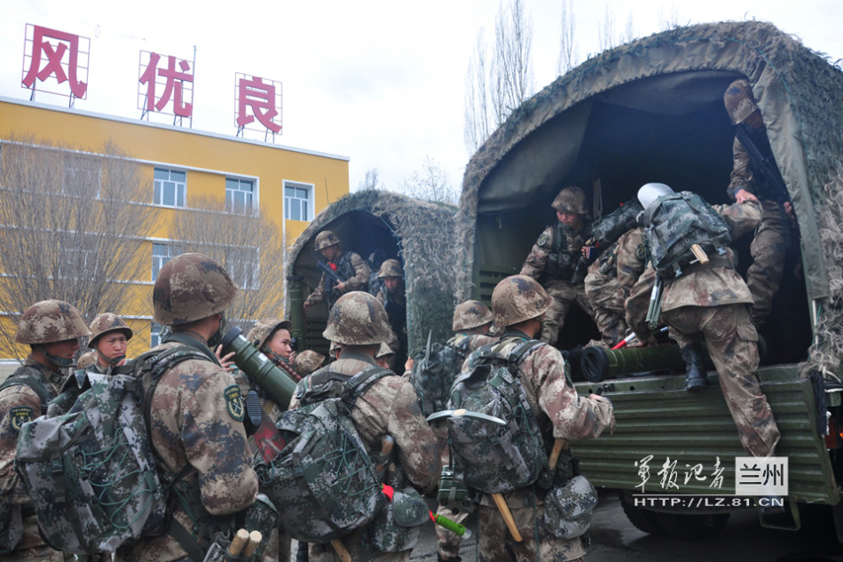 军报记者兰州军区分社 张文铣 边关四月春来晚,边防官兵练 (950x633)