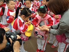 北京草桥小学:教育小学孕难开展融情体验(组公示栏母亲图片