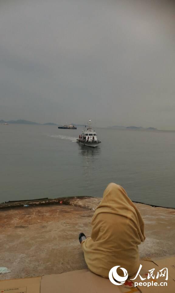 一艘搜救船进港。