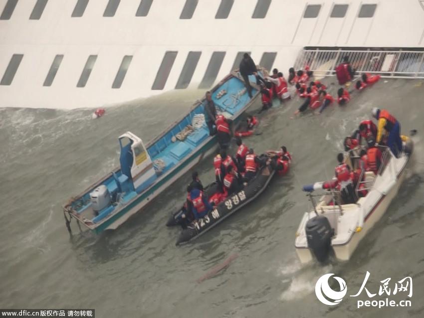 韩国"岁月"客轮沉没遇难者遗体被送至医院(组图)