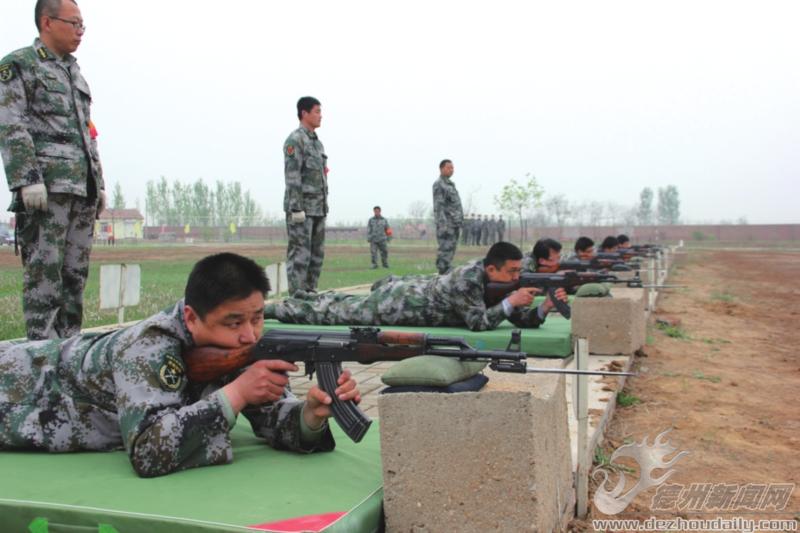 禹城市进行轻武器实弹射击训练(图)
