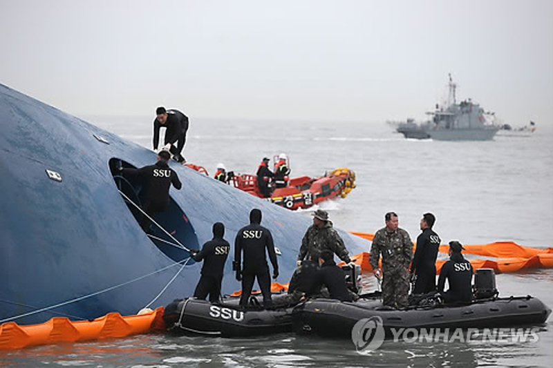 【组图】韩国海军海难救援队搜救沉没客轮失踪乘客(高清组图)