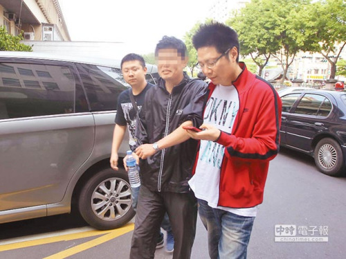 检警16日下午拘提王姓男子中到案。图自台湾《中国时报》