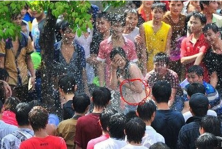 女孩遭摸胸(组图)图为往年泼水节猥亵事件   云南泼水节男子猥亵妇女