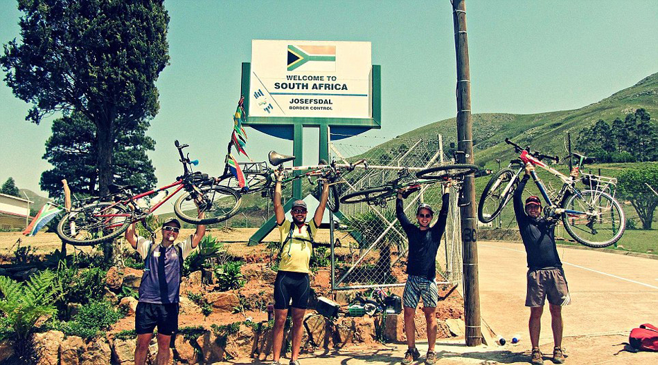 南非2男子骑自行车501天行2万公里 只为寻找