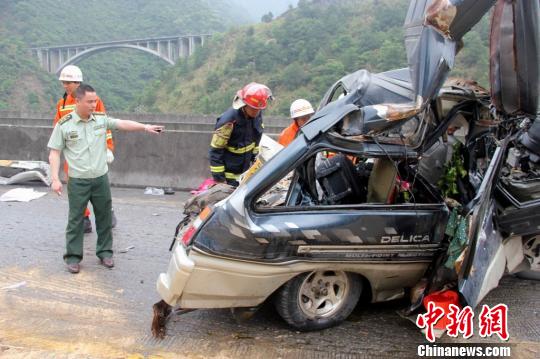 【组图】京港澳高速粤北段3车相撞致3死2伤(组图)