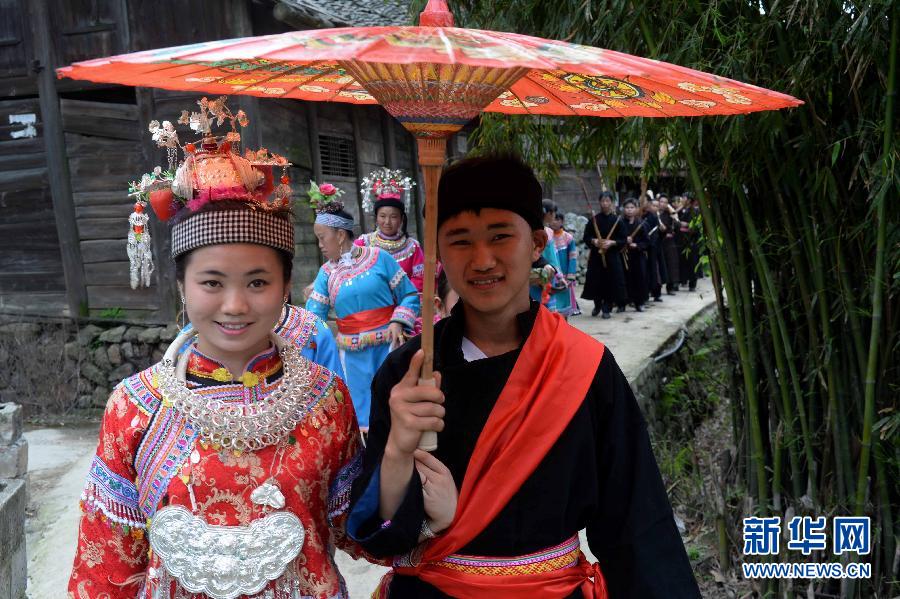 美丽中国:贵州都匀苗族婚俗表演醉游客(组图)