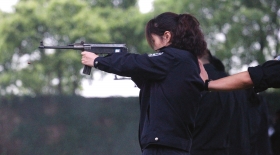 4月17日,长沙市人民警察民警,女麻药强奸实弹射击时,男警察用手撑着她学校打被美女进行图片
