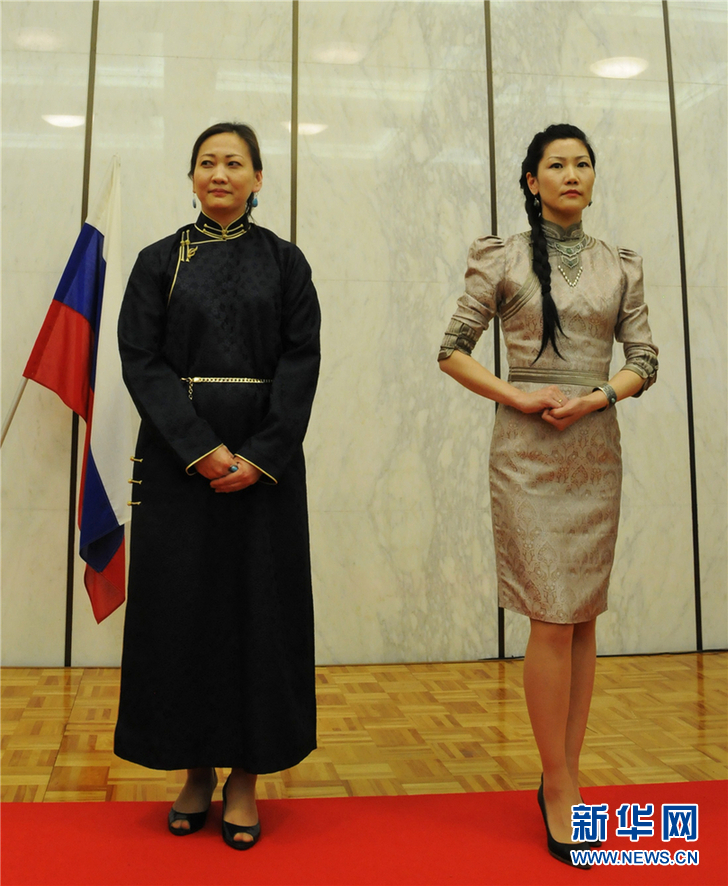 中国女外交官在大阪秀旗袍风韵(组图)