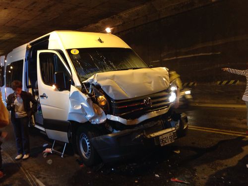 中新网4月19日电 据台湾“中央社”报道，台湾阿里山公路35公里处的隧道内，18日下午发生小巴士追撞游览车意外，小巴士内有7名大陆游客受伤，所幸均无生命危险。