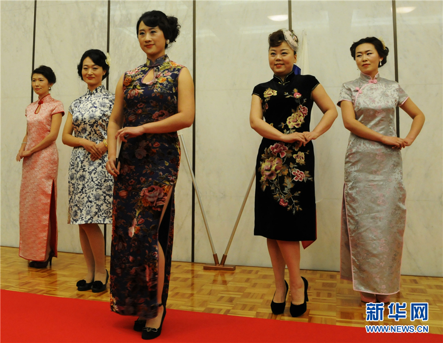中国女外交官在大阪秀旗袍风韵(组图)