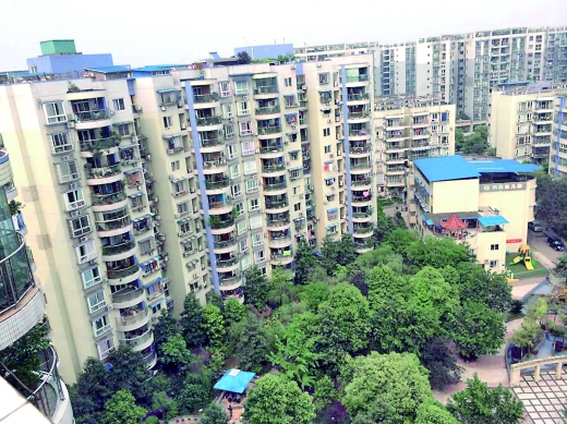 渝北空港瑞丰花苑住户在楼顶搭违建使用电焊,火星溅到楼下