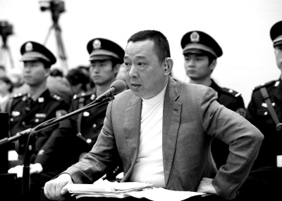 4月19日，刘汉在庭审现场。新华社发