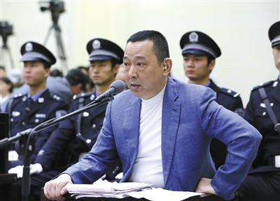 昨日，刘汉在庭审现场。刘汉等36人涉黑案历经17天审理，一审全部休庭。 新华社记者 丁林 摄