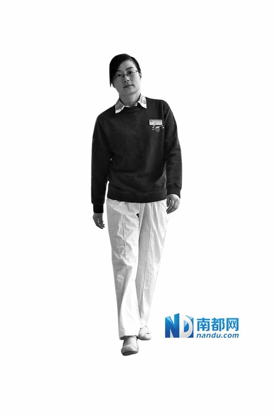 正确的走路姿势是:头摆正在中立位,下颌稍内收,挺胸收腹,双眼平视前方