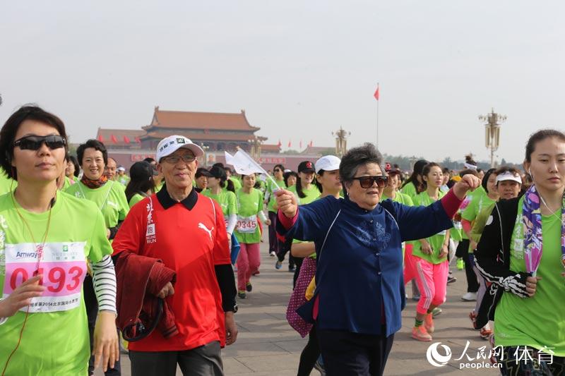 北京国际长跑节在天安门广场鸣枪起跑(组图
