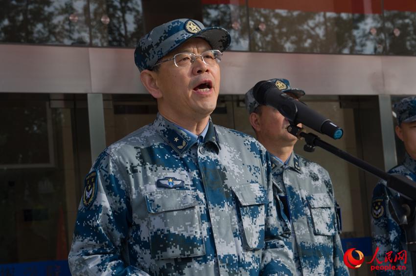 "今天上午7时40分,空军指挥学院院长马健一声令下,全院440多名官兵