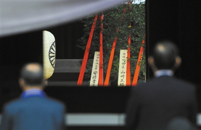 昨日,日本首相安倍晋三向靖国神社供奉的祭品“真榊”。 图/东方IC