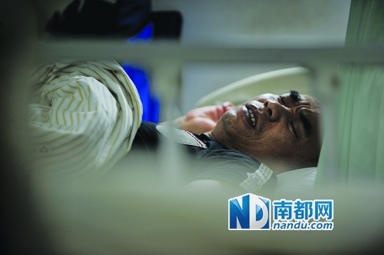 昨日,高先生的二舅躺在病床上。C FP图