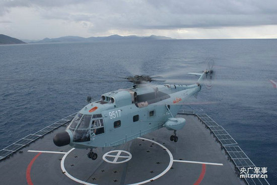 原文配图:参与此次救援任务的直八舰载搜救型直升机.