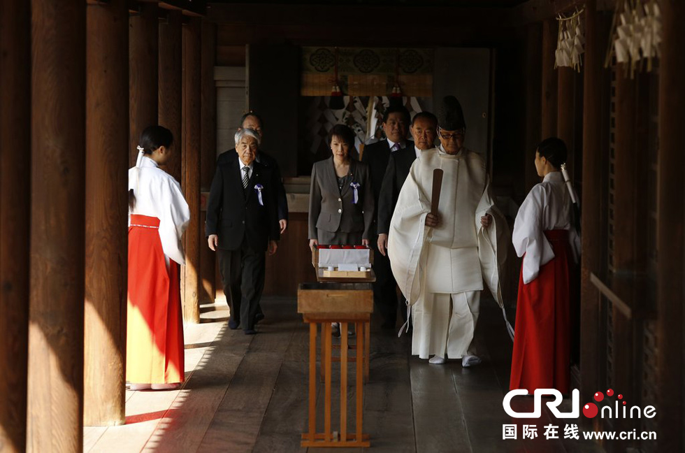 日本146名议员参拜靖国神社 安倍晋三供奉祭品(组图)