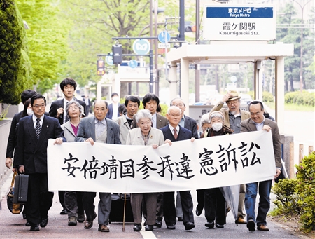 日本民众起诉安倍参拜靖国神社(图)21日,日本东京市民