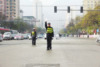 东岗交警大队快速反应,及时派警到场指挥疏导,令一度陷入混乱的交通