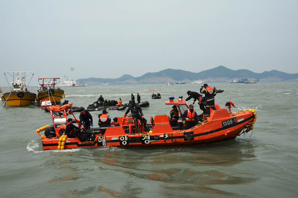 【组图】高清:韩国海洋警察厅发布"岁月"号客轮搜救照片(组图)