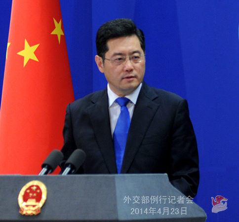 2014年4月23日，外交部发言人秦刚主持例行记者会。