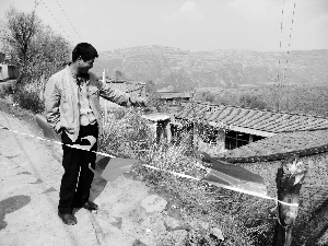 村民在路面塌陷裂缝处拉起警戒线。