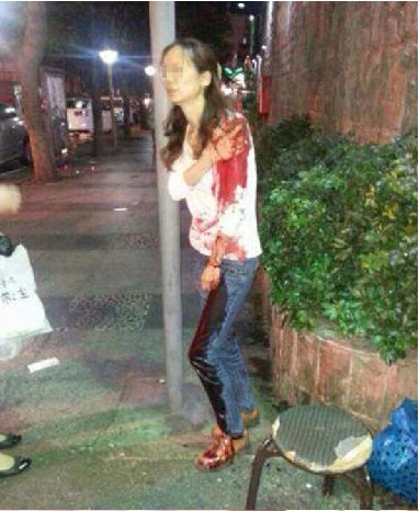 4月23日晚深圳一男子因生活不如意,随声携菜刀砍伤他人并劫持人质.