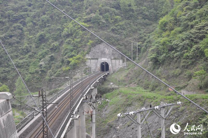 新大巴山隧道 李楠楠摄影