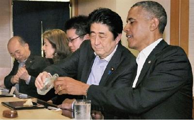 寿司店宴请奥巴马 日首相亲自倒酒