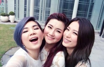 4月24日,hebe通过微博发布姐妹三人的亲密合影,三个人都穿着白衣白