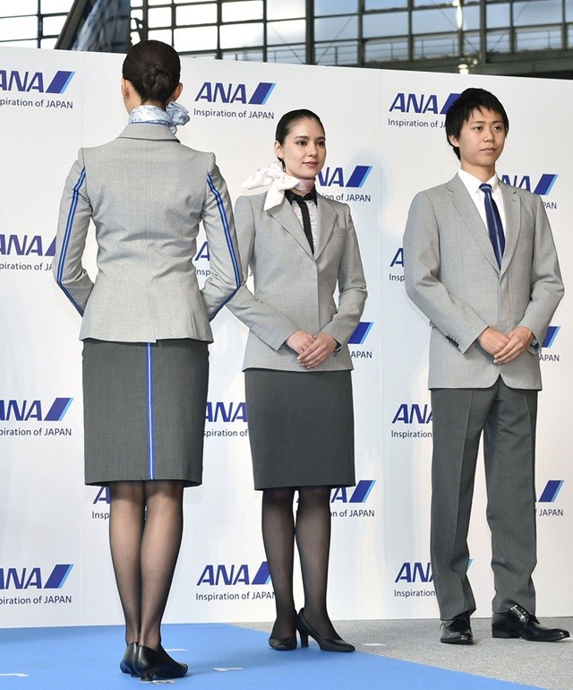 客舱空姐的制服以浅灰色外套搭配深灰色短裙,再饰以全日空代表性的