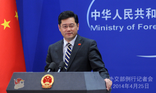 2014年4月25日，外交部发言人秦刚主持例行记者会。