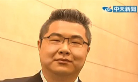 台男子模仿连胜文超像。图自台湾中天新闻网
