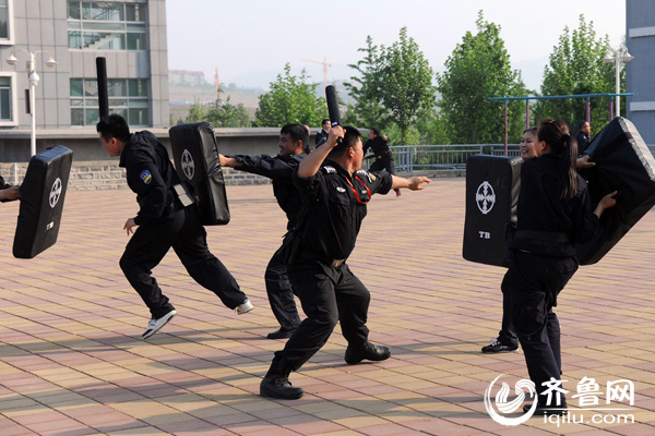 山东警察集中接受武器训练女汉子很凶猛图