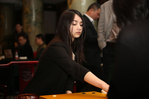 图文第三届女子世团赛首轮黑嘉嘉侧身落子