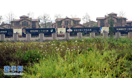 4月26日，杭州青山湖一个被杂草包围的别墅楼盘。据杭州临安一季度房地产销售数据，杭州临安高端住宅林立的青山湖板块销售面积仅占临安总销售面积的9.25%，别墅成交仅19幢。