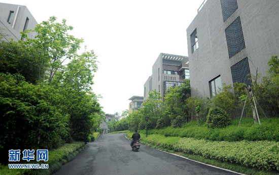 正在大幅降价的杭州一别墅楼盘（4月26日摄）。该楼盘已销售多年，但入住率很低。