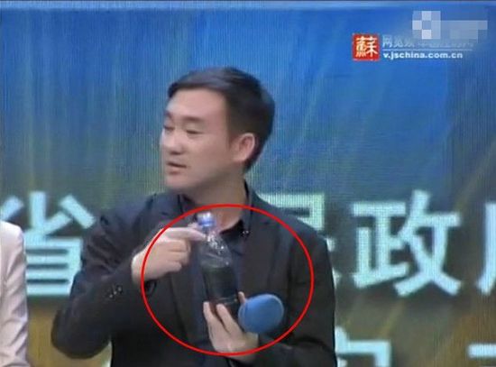市民所带的柴米河污水样本