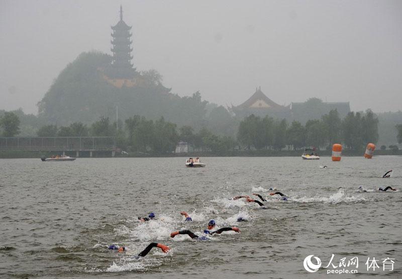 2014年国内首场铁人三项赛事在镇江举行(组图