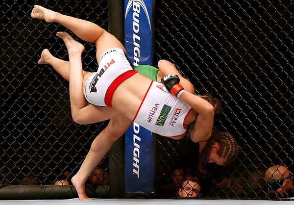 图文:ufc172期精彩图集 女子选手的抱摔