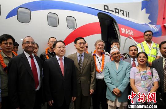 图为中国交付尼泊尔首架新舟60客机飞抵加德满都。 符永康 摄